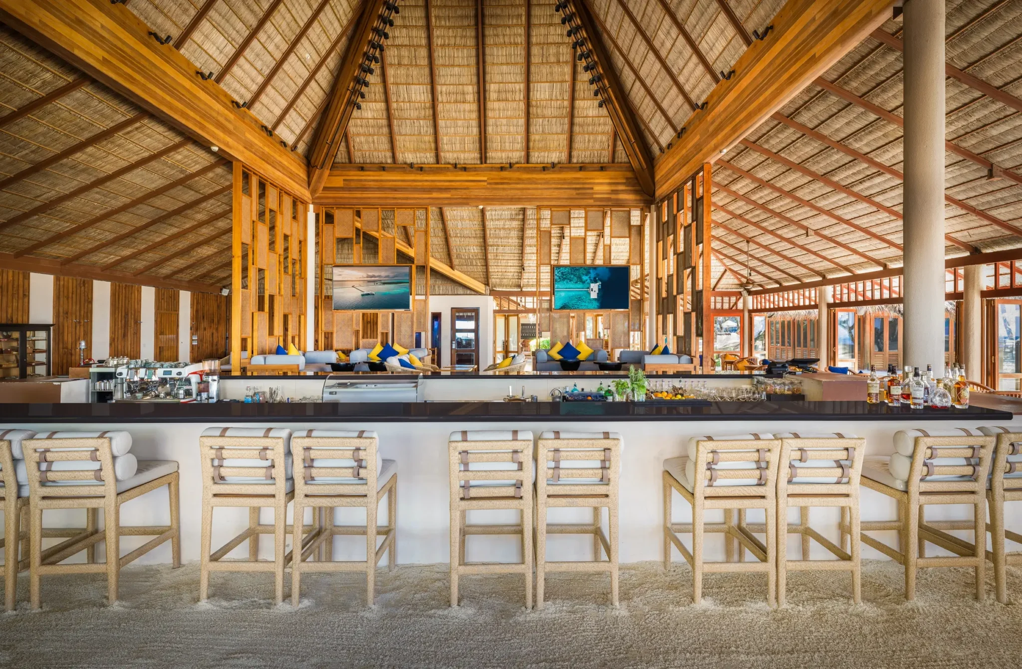 Rangali Bar by the main pool and lagoon